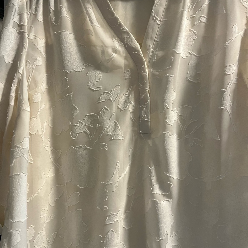 Torrid Cream Textured Blouse NWOT never worn size 0 or Large